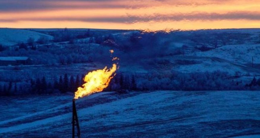 Oil prices fall on U.S. storage glut, ongoing economic woes