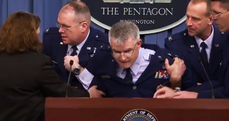 ABŞ-da general jurnalistlər qarşısında huşunu itirdi - VİDEO