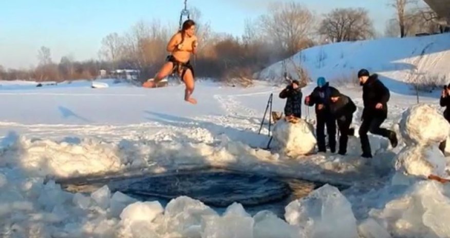 В прорубь с крюками под кожей