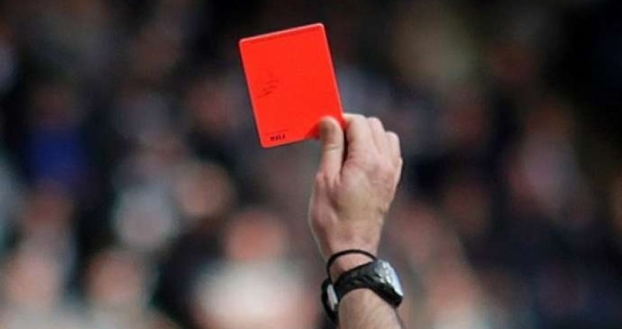 Qırmızı vərəqə alan futbolçu hakimi güllələdi