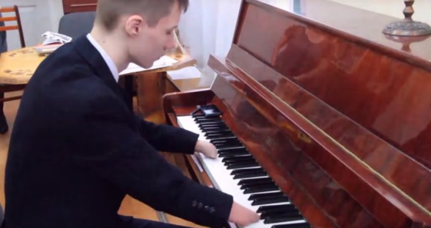 Watch This 15-Year-Old Who Was Born Without Fingers Beautifully Play Piano