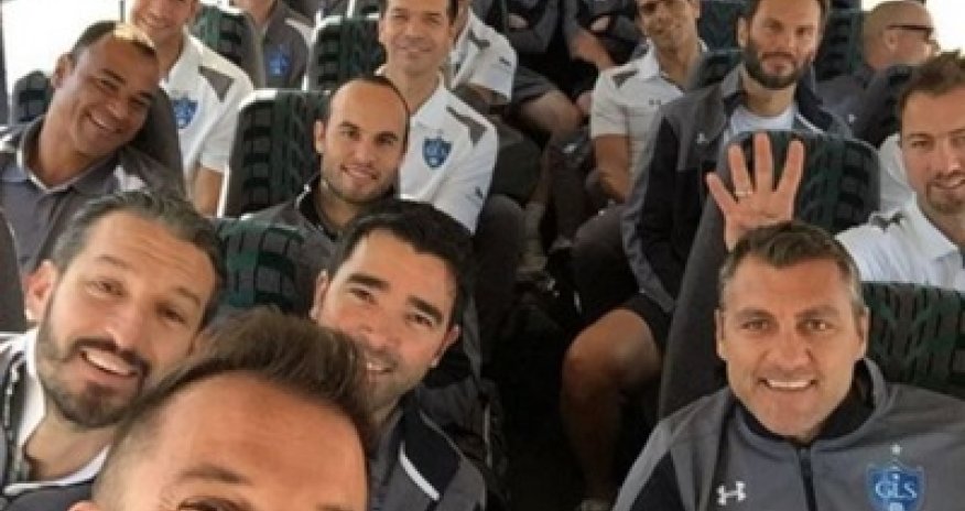 Звезды встретились на поле