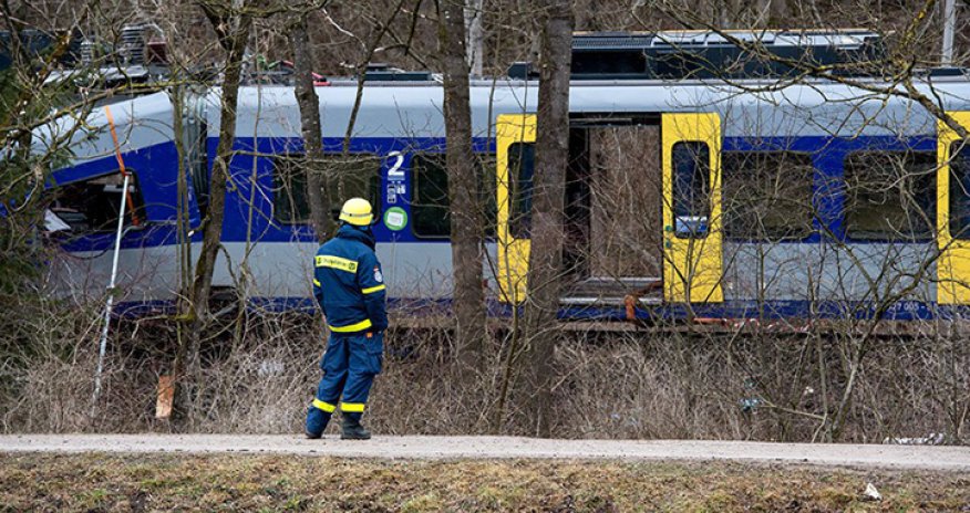 Пассажирский поезд сошел с рельсов