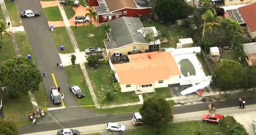 Самолет сел во дворе дома