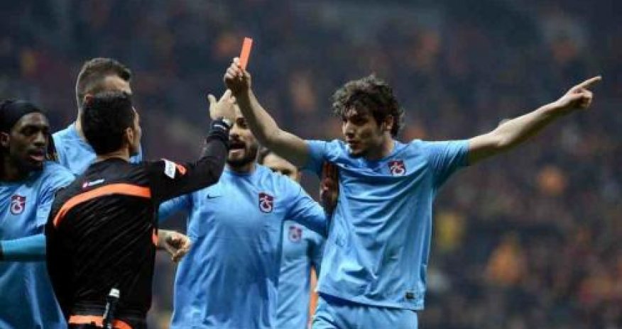 Hakimə qırmızı vərəqə göstərən türk futbolçuya sərt cəza