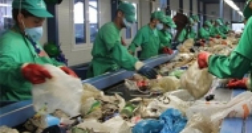 На бакинских свалках нашли 90 кг денег