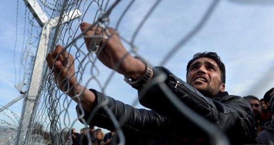 Мигранты прорвали заграждение на границе Македонии