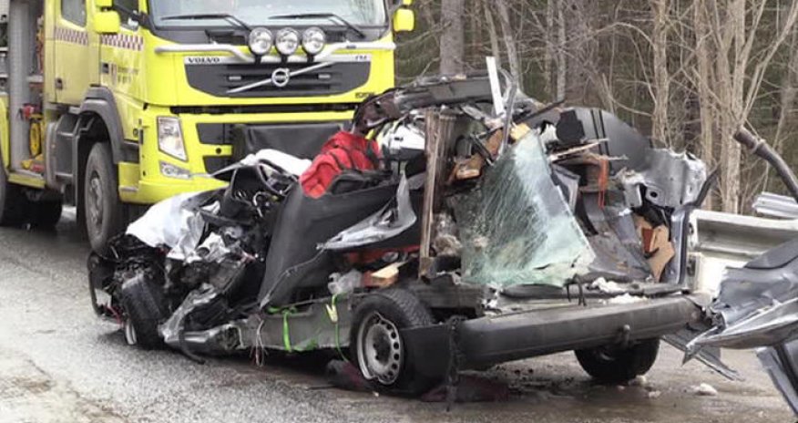 Танк переехал легковушку