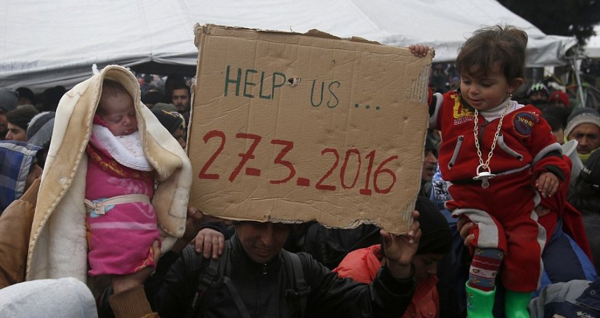 Hundreds of migrants rush to overrun Greek camp