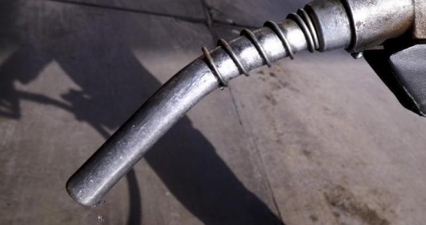 Oil falls as investors turn cool on production freeze deal