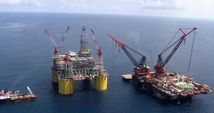 Oil prices hover around one-month lows