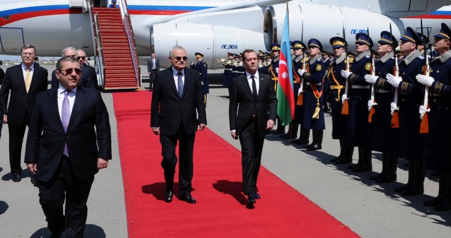 Russian PM lands in Baku to hold talks (PHOTO)