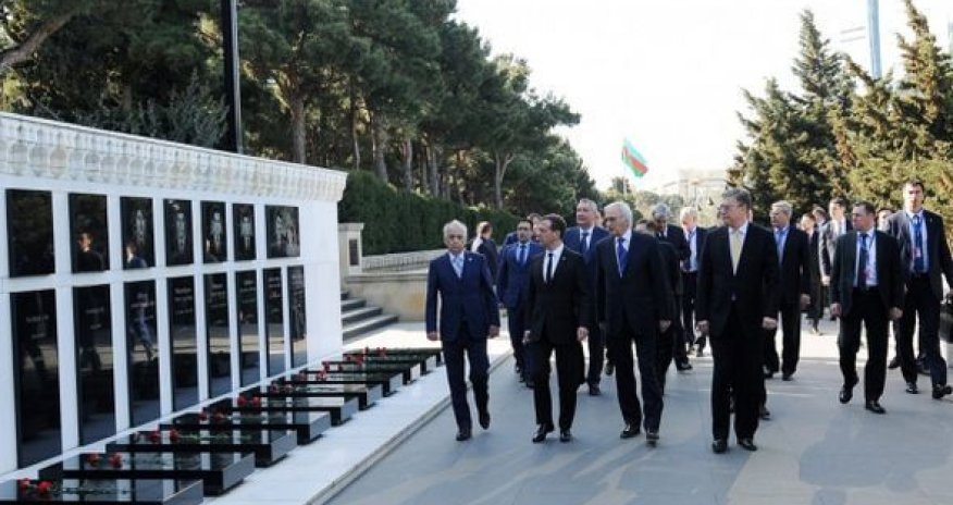 Medvedev Şəhidlər xiyabanını ziyarət etdi - Fotolar