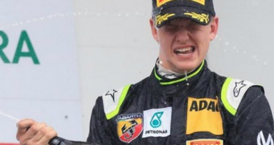 Сын Шумахера выиграл гонку