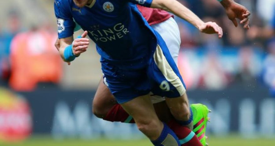 Alan Shearer and Ian Wright on referee Jon Moss in Leicester draw