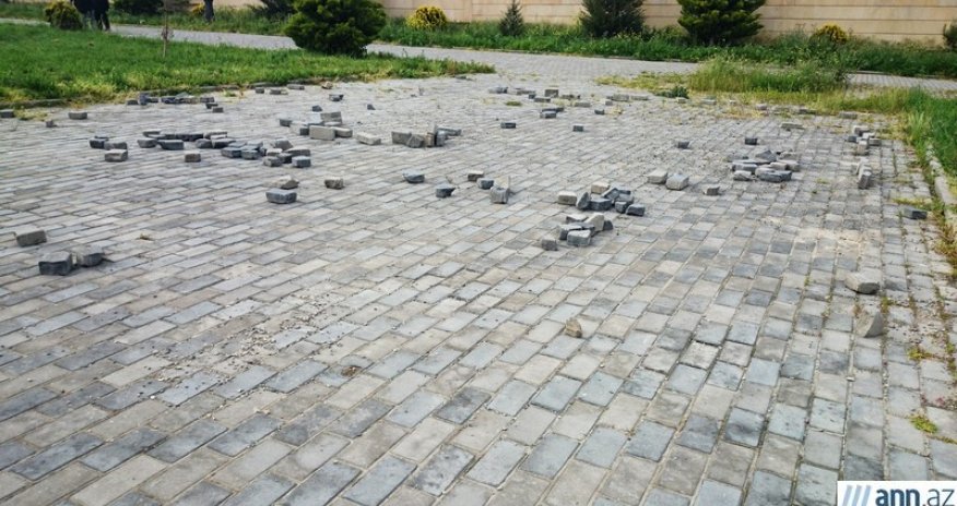 Оседает парк рядом  со станцией метро 