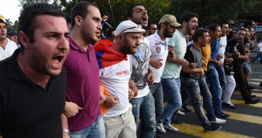 Армяне вновь протестуют