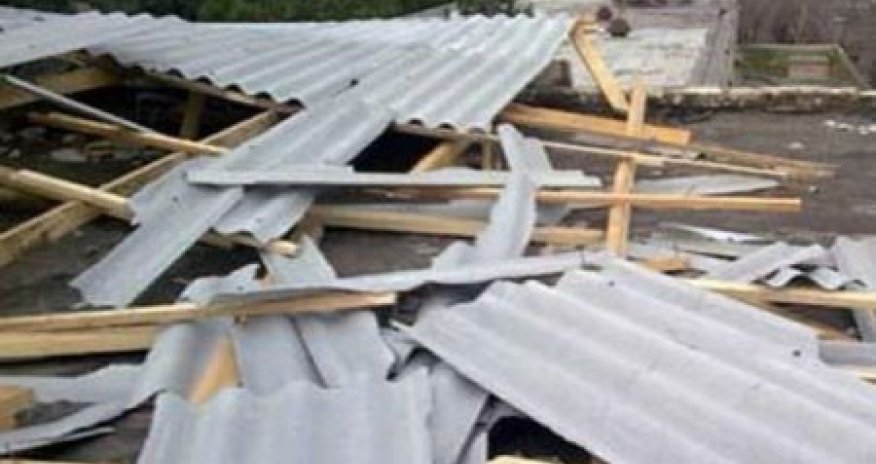 Güclü külək Samuxda evlərə ziyan vurdu