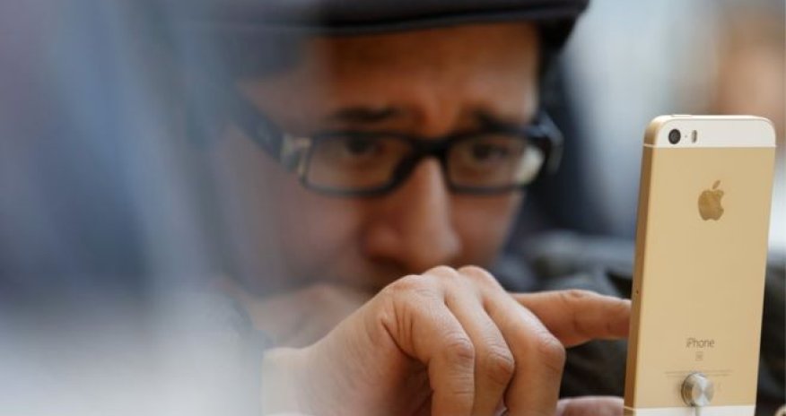 Apple revenue falls for first time since 2003