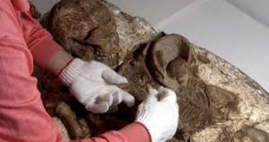 Найдена древнейшая мать с ребенком