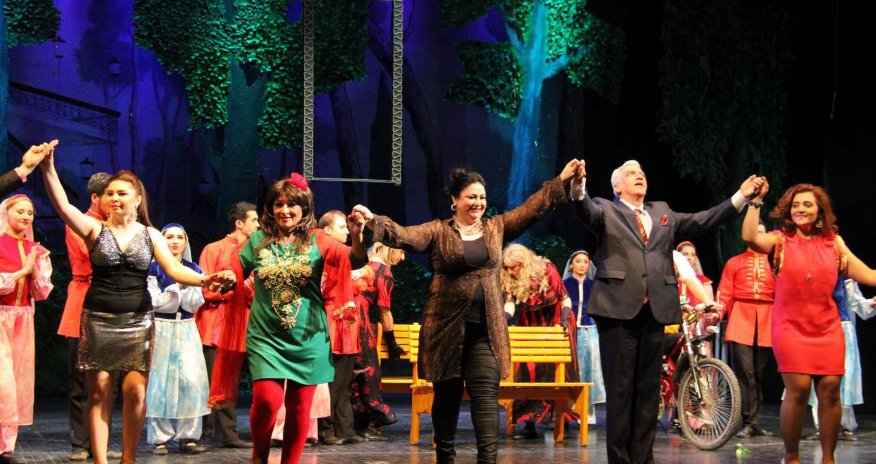 Musiqili Teatrda “Amerikalı kürəkən”in premyerası oldu - FOTOLAR