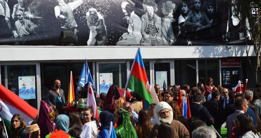 Gənc Tamaşaçılar Teatrının yaradıcı heyəti Beynəlxalq festivaldan qayıtdı - FOTOLAR