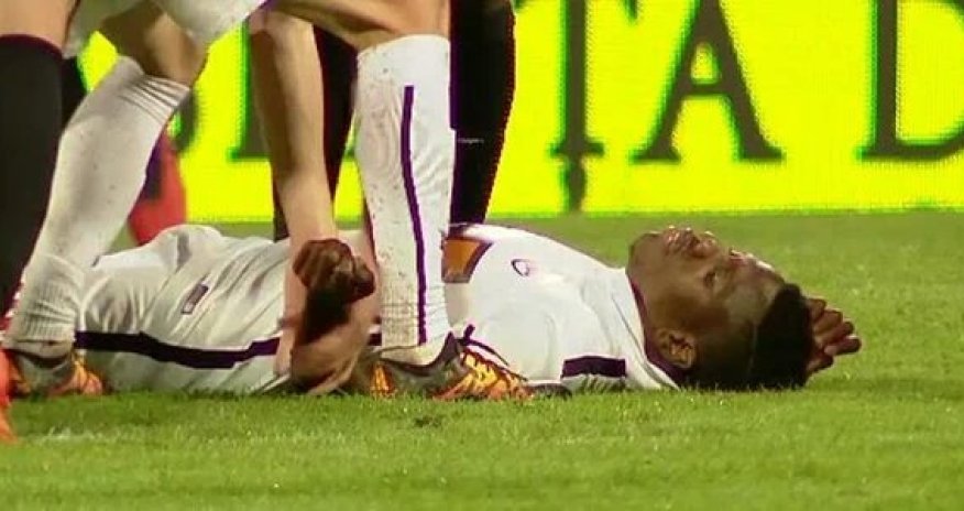 Rumıniyada oyun zamanı futbolçu öldü - VİDEO