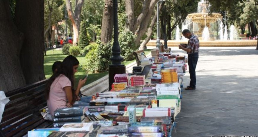 Aprel ayında ən çox satılmış kitablar - SİYAHI