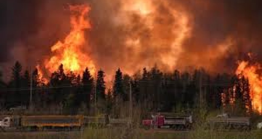 Пожар угрожает нефтяным скважинам