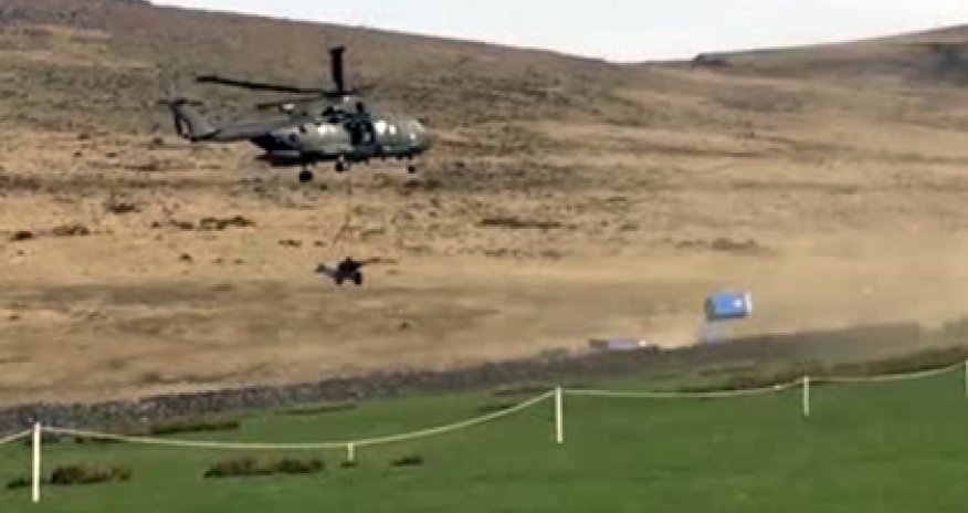 Вертолет сдул биотуалеты - ВИДЕО