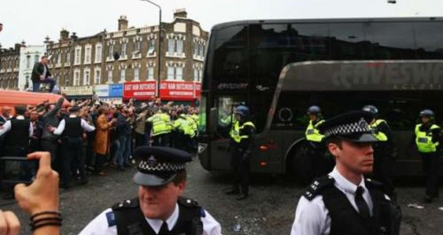 “Mançester Yunayted”in avtobusu daşa basıldı