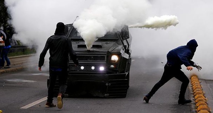 Студенты столкнулись с полицией - ВИДЕО