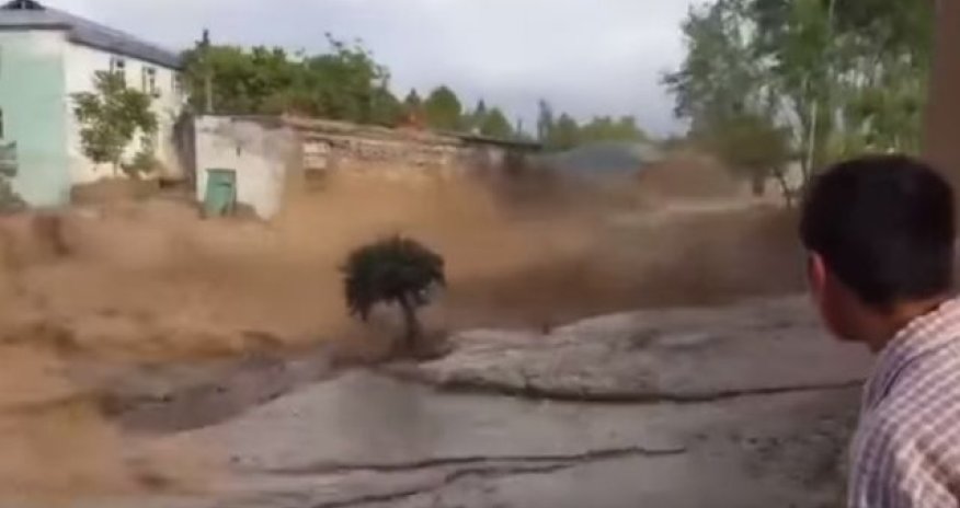 Потоки грязи затопили город - ВИДЕО