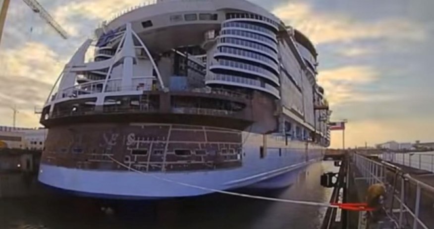 Уплывает самый большой лайнер