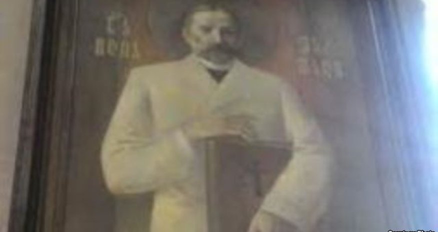 Yazıçının portreti kilsədə müqəddəslərlə birgə