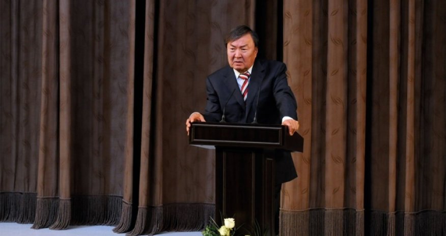 Oljas Süleymenov Azərbaycan prezidentinin fəxri diplomu ilə təltif edildi