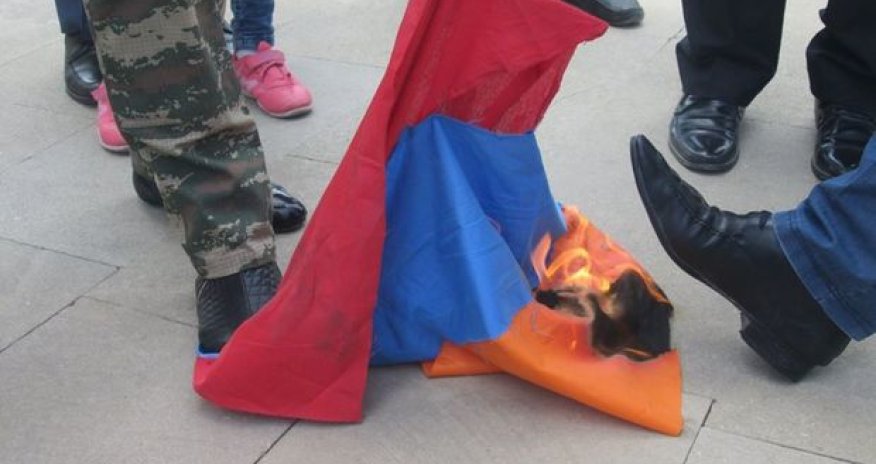 В Баку сожгли армянский флаг