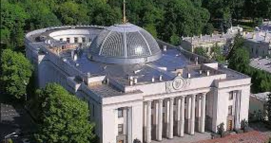 В Киеве штурмуют парламент - ВИДЕО