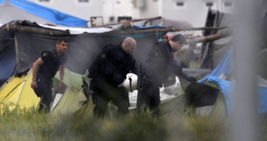 Greece begins moving migrants from Idomeni camp