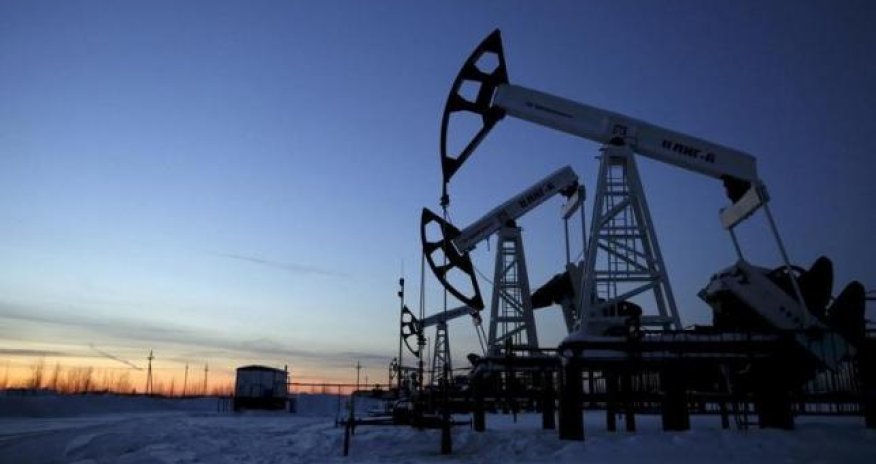 Oil prices fall as dollar gains, but possible stock drawdown supports