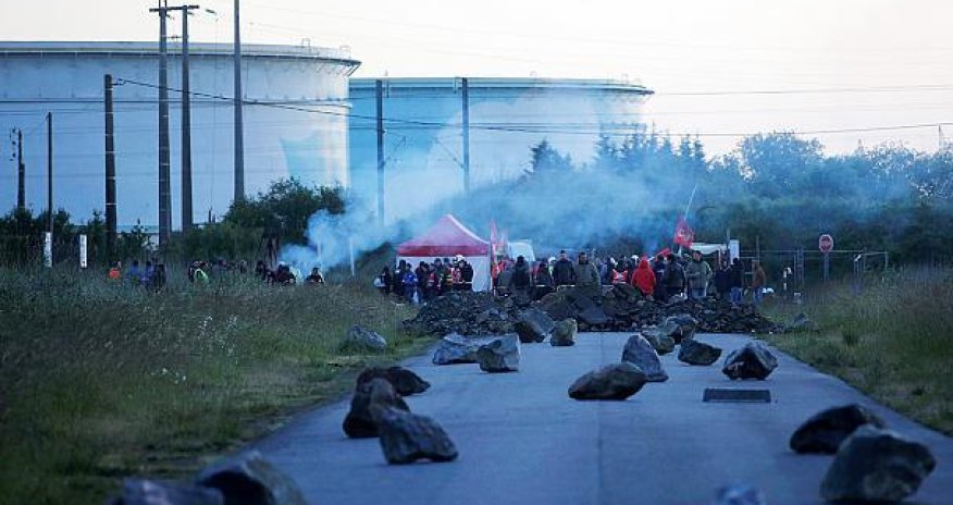 Полиция пытается прорвать блокаду - ВИДЕО