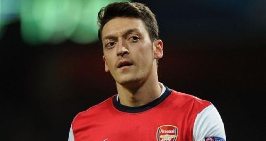 Özil yenə 