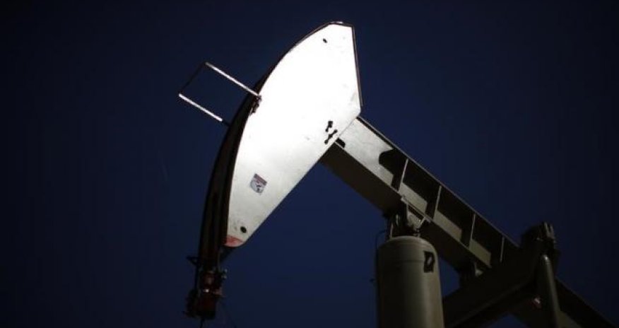U.S. oil prices rise on start of summer driving season