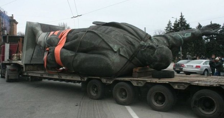 In pictures: Ukraine removes communist-era symbols