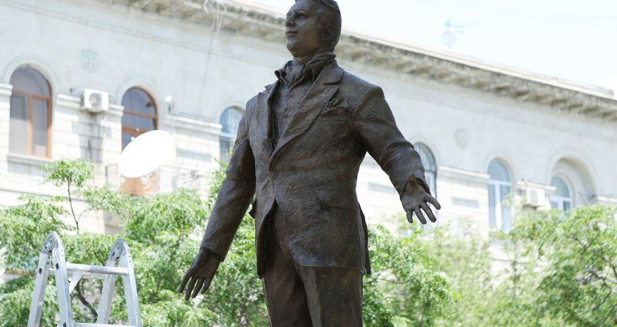 Bakıda Rəşid Behbudovun heykəli ucaldılıb - FOTOLAR