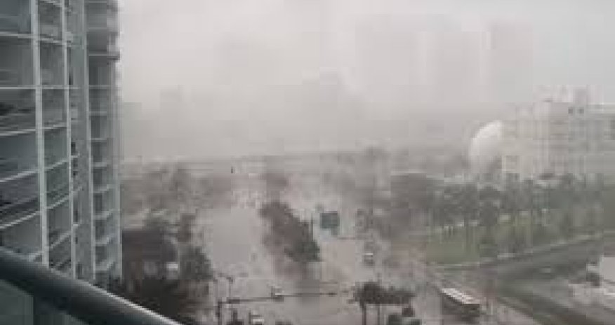 Мебельный дождь над Майями - ВИДЕО