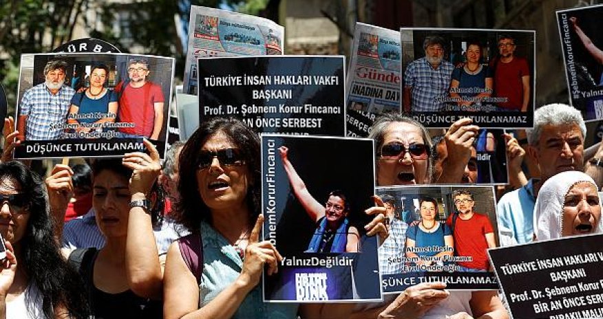 Стамбульцы против ареста журналистов - ВИДЕО