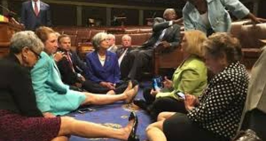 Демократы бастуют в Конгрессе - ВИДЕО