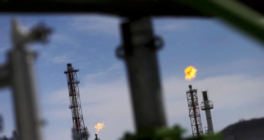 Oil falls on improving supply outlook, economic worries