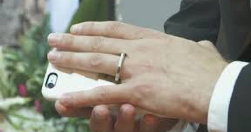 Мужчина женился на iPhone - ВИДЕО